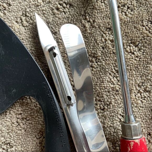 Bundle of Vintage and Modern Kitchen Utensils - Picture 3 of 11